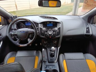 FORD FOCUS ST 2.0i - 12