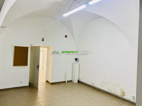 Prenájom obchodný priestor s výkladom, 80 m2, Slovenská ul. - 13