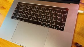 macbook pro 15" 32GB ram 1TB ssd - 13