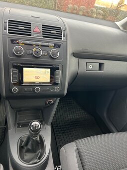 VW Touran 2,0Tdi rv:15 naj:178tis.km Sk auto - 13