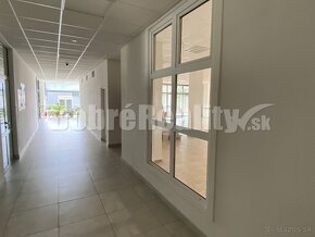 Na prenájom  pekný obchodný priestor o rozlohe 250m2 v Rimav - 13