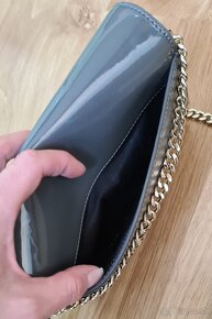 DKNY Malá kožená kabelka crossbody - 13