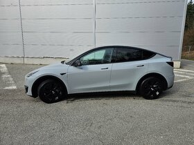 Tesla model Y Long range model 2023 - 13