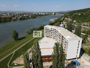 Nový 2-izbový apartmán s predzáhradkou a parkovným miestom / - 13