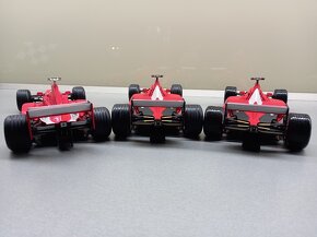 3x F1 FERRARI F2001 a F399 SCHUMACHER HOTWHEELS 1:18 - 13