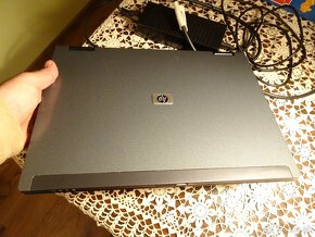 Predám zachovalý NOTEBOOK HP Compaq s NABÍJAČKOU - 13