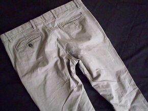 Tommy Hilfiger pánske chino nohavice s elastan. L 36/34 - 13