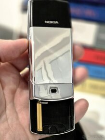 NOKIA 8810 CHROME - TOP STAV + ÚPLNE NOVÁ CHRÓMOVÁ BATERKA - 13