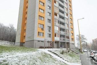 NA PREDAJ KRÁSNY 3 IZBOVÝ BYT S NÁBYTKOM V CENE | 70m2 + LOG - 13