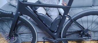 Kompletný karbónový cestný bicykel s elektronickou prehadzov - 13