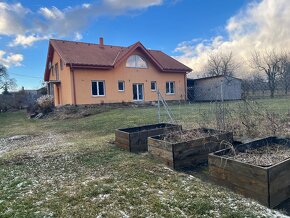 Ponúkam na predaj veľký rodinný dom - 13