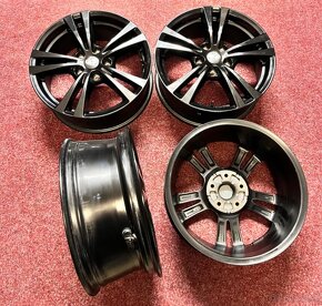 5x114,3 R17 Originál alu Hyundai - černé - ET 47 - 13