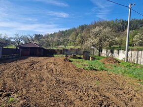 Stavebný pozemok s prípojkou elektriny a vody s novým kamenn - 13