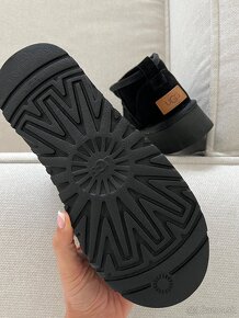 Čierne Ugg platform mini dámske čizmy - 13