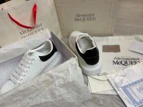 Alexander McQueen číslo 43 - 13