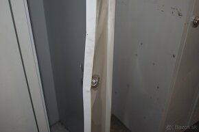 2-dverová šatníková skriňa na nožičkách - použitá - 13