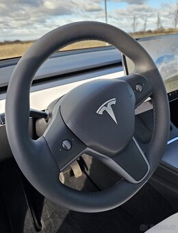 Tesla model Y - 14