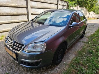 Predáme zachovalý VW Jetta 1,6 benzin-75kW automat 1 majiteľ - 14