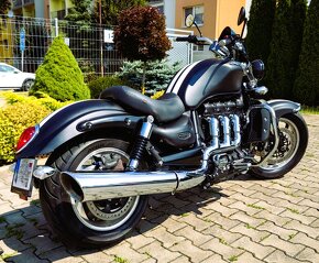 TRIUMPH ROCKET III -MATT PHANTOM BLACK-SLOVENSKA-1 MAJITEL - 14