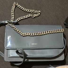 DKNY Malá kožená kabelka crossbody - 14