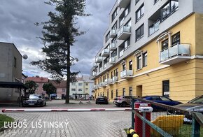 Luxusný 2 izbový byt s balkónom, vlastným kúrením a parkovan - 14