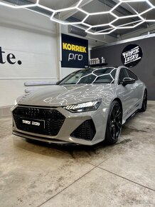 Audi RS7 / Model 2022 / Karbon-keramické brzdy / Šedá Nardo - 14