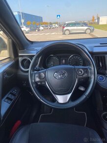 TOYOTA RAV4 HYBRID - BOHATÁ VÝBAVA A TOP STAV - 14