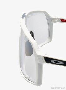 Oakley Sutro - Clear to Black Iridium Photochromic - Nové - 14