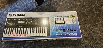 Yamaha EZ 220 Keyboard s dynamikou - 14