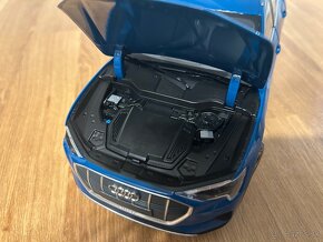 POŠKODENÁ Audi E-tron 1:18 Norev - 14