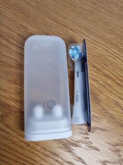 Oral-B iO 8 sonická zubná kefka v super stave - 14