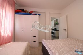 Murter – krásne zariadený apartmán v novostavbe - 14