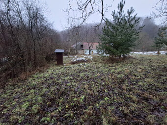 Chalupa na spoločnom pozemku pod horami nad obcou Haluzice - 14