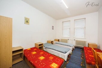 UBYTOVŇA v mestskom parku, 17 izieb, parkovisko pre 8 áut, k - 14