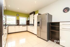 RADO | Nezvyčajný rodinný dom 240m2 + 1060m2 pozemok, Ostrov - 15