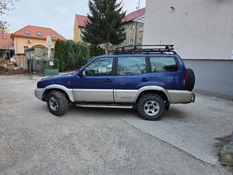 Nissan Terrano 2.4 - 15