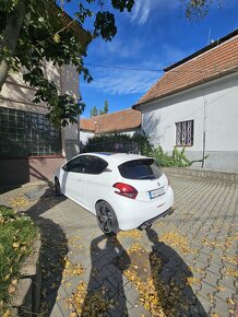 PEUGEOT 208 GTi - 15