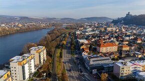 NA PREDAJ veľkometrážny 4-izb. byt pri Váhu + terasa (105+20 - 15