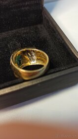 Predám zlatý diamantový smaragdový prsteň - 15