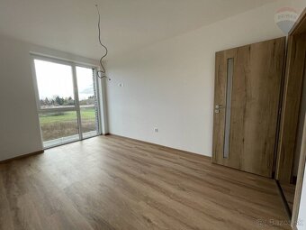 NA PREDAJ: 4 IZBOVÝ DOM NA KLÚČ, POZEMOK 152m2, DUNAJSKÁ STR - 15