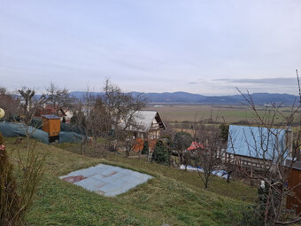 Murovaná chatka s nádherným výhľadom nad Novým Mestom n./V. - 15