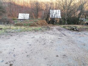 NA PREDAJ POZEMOK NA STAVBU DOMU V ILIAVKE S VÝMEROU 700 M2. - 15