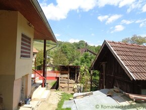 Rodinný dom s veľkou záhradou v malebnej dedinke Dobroč - 15