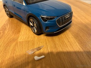 POŠKODENÁ Audi E-tron 1:18 Norev - 15