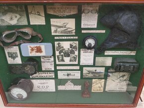 Letecké věci ve vitríně - kukla, brýle, tiskoviny, přístroj - 15