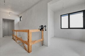 Nadštandardná 4- izbová terasová vila na Kolibe s krásnym vý - 15