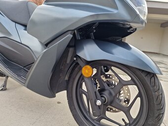 Honda PCX 125 – 1431 km – šedá kráska hľadá nového majiteľa. - 15