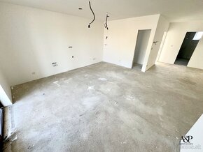 NOVOSTAVBA 4 IZB. RODINNÉHO DOMU S GARÁŽOU, POZEMOK 701M2, D - 15