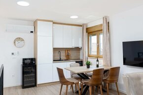 CHORVÁTSKO - Luxusné zariadené apartmány 10 m od mora - PAG, - 16