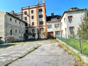 PODNIKATEĽSKÝ OBJEKT s ROD.DOMOM,POZEMOK 2311m2, GBELY, okr. - 16